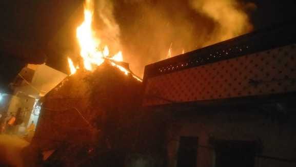 सीहोर। अमलाहा में इस तरह से मकान में आग लग गई थी।