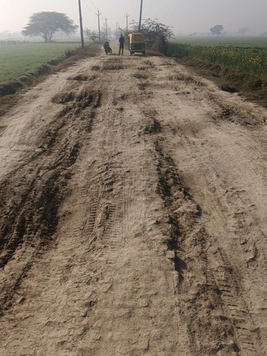The road is dilapidated, pedestrians are facing problems