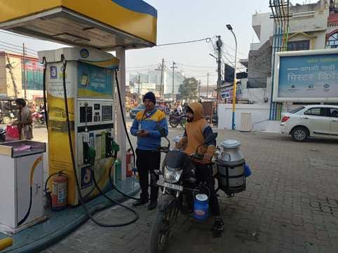 Petrol given without helmet at petrol pumps