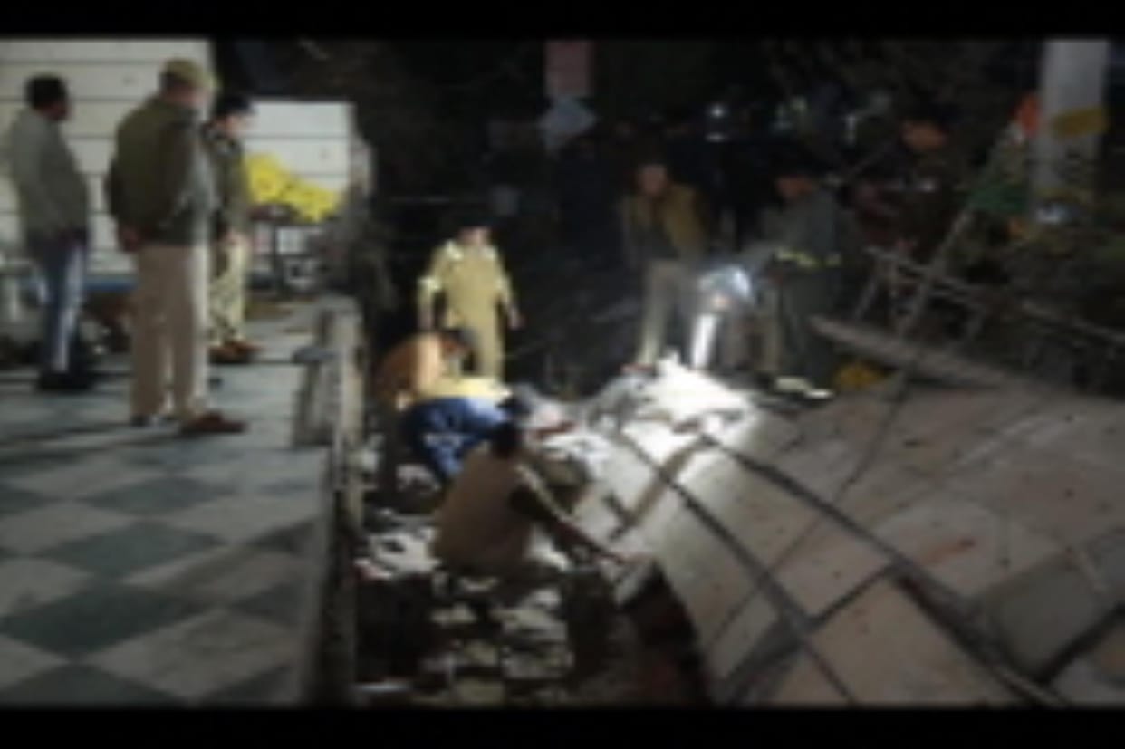 The wall of the house collapsed while building a drain, three laborers were buried