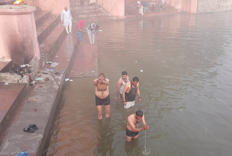 Devotees performed Pind Daan on Mauni Amavasya, took a dip and prayed for salvation
