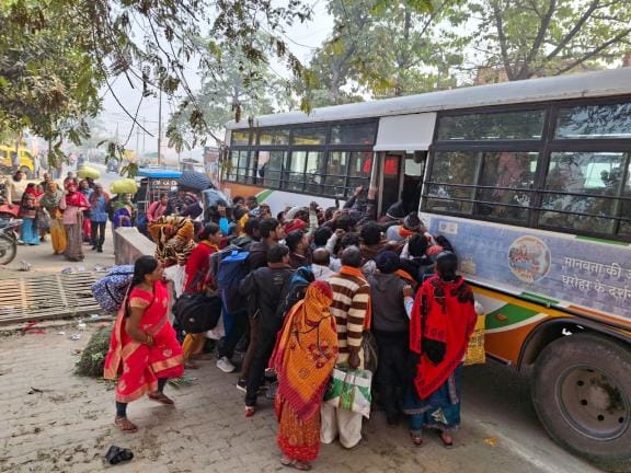 Devotees gathered for Mahakumbh, there was a scuffle in the buses.