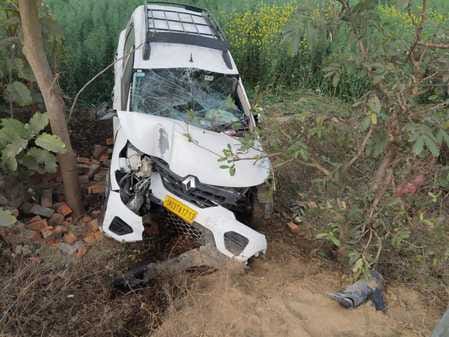 The car returning from Mahakumbh collided with a pillar, father and son died