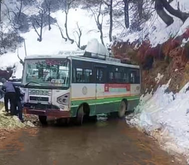 Bus slips off road in Jalori Pass, 35 passengers narrowly escape