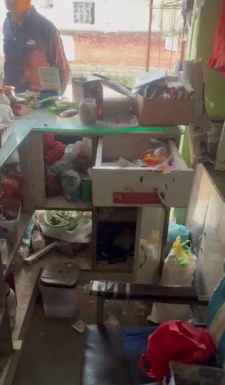 Broke locks of four shops including JE office, stole Rs 25 thousand
