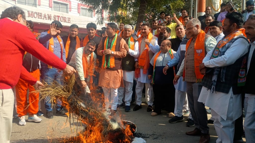 BJP workers burnt the effigy of AAP supremo and former Delhi Chief Minister