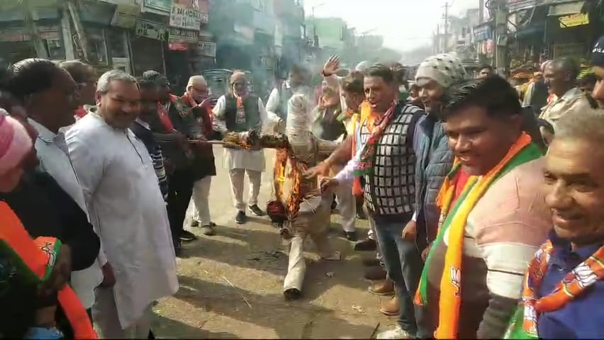 Dispute over Yamuna... BJP workers expressed their anger by burning the effigy of former Delhi Chief Minister