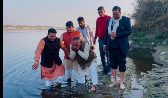 After drinking Yamuna water, BJP leader said there is no poison in it