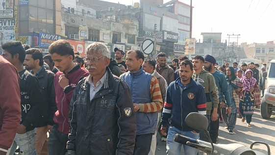 90 workers fired from private industry demonstrated in Una city