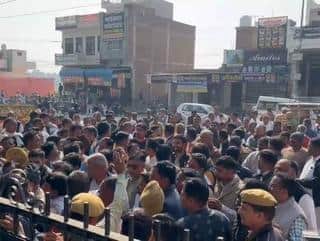 हनुमानगढ़ कलक्टर कार्यालय के बाहर मौजूद जाट समाज के नागरिक