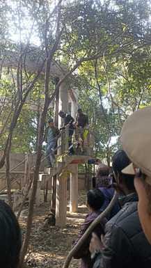 Two miscreants escaped by putting spices in the eyes of the policemen