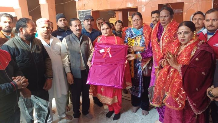 Kinnar community organized bhandara in Krishna Nagar