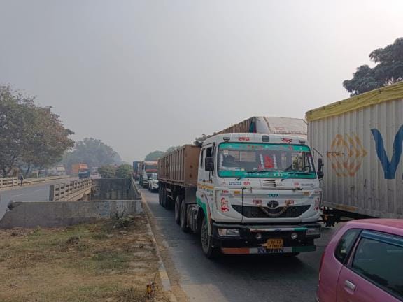 Highway closed suddenly, queue of vehicles formed