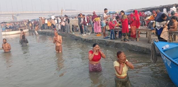 Devotees took a dip in Triveni Yoga