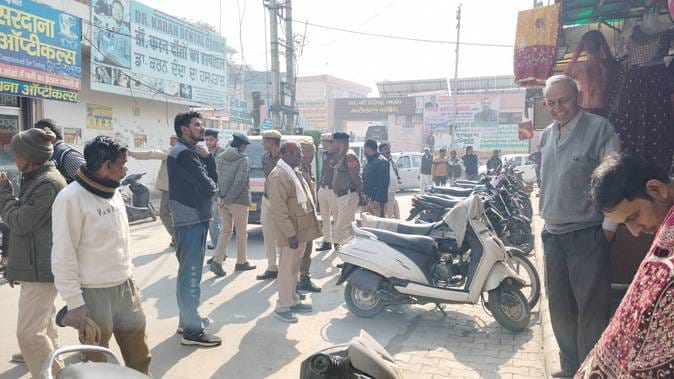 When shopkeepers protested against the team that went to remove encroachment, they launched a campaign with force