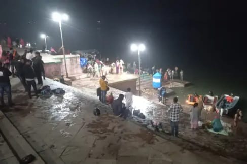 नर्मदा घाटों पर श्रद्धालुओं ने लगाई आस्था की डुबकी
