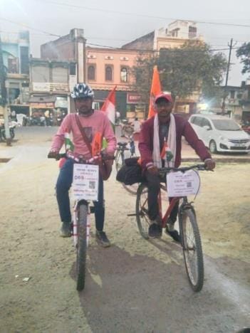 Two brothers riding bicycles reached Auraiya to give cow the status of Mother of the Nation