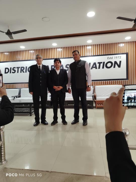 Now only two contenders face each other for the post of head in the district bar elections.