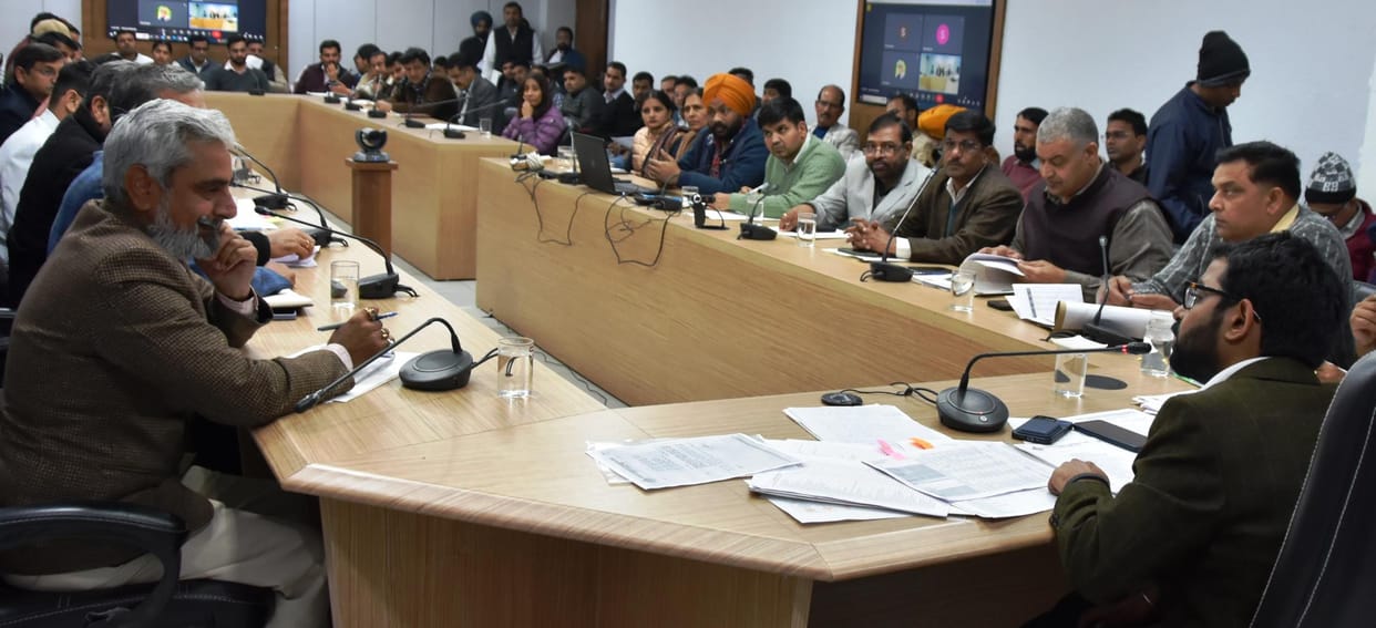 Resolve complaints through CM window, Saral and Samadhan camp