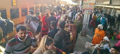 There was a rush of passengers at the station to go to Maha Kumbh, they had to face difficulties