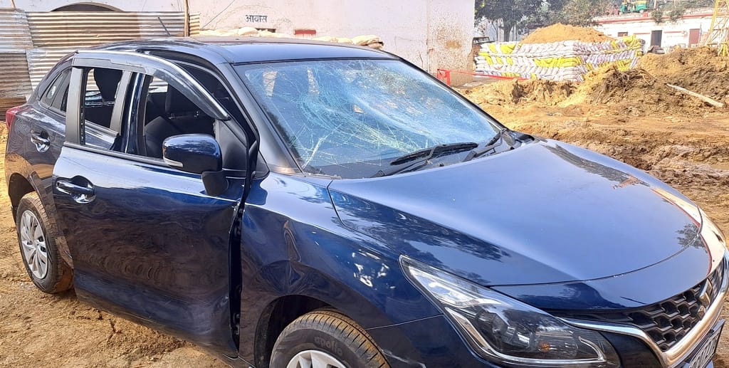 Block chief's gunmen and supporters beat car-riding youth on road