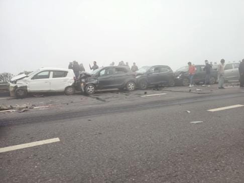 65 vehicles collided in dense fog... 30 people injured