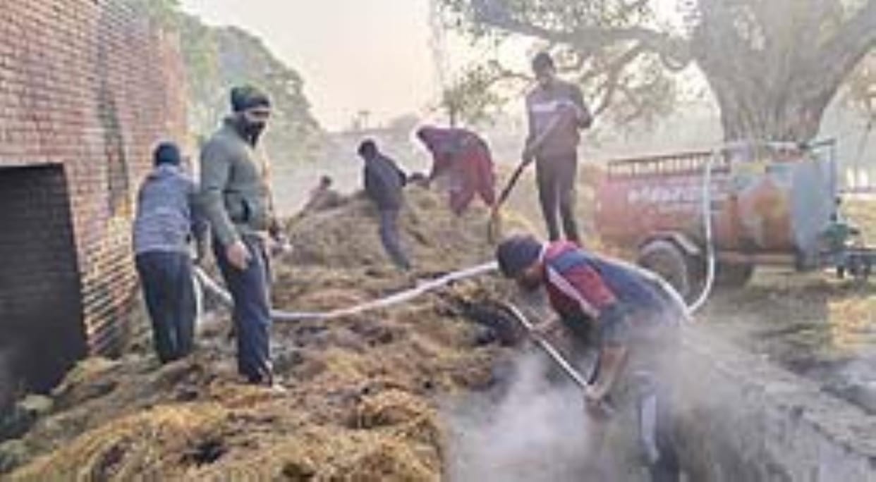 Fire broke out in stubble heap in Odhan, villagers brought it under control