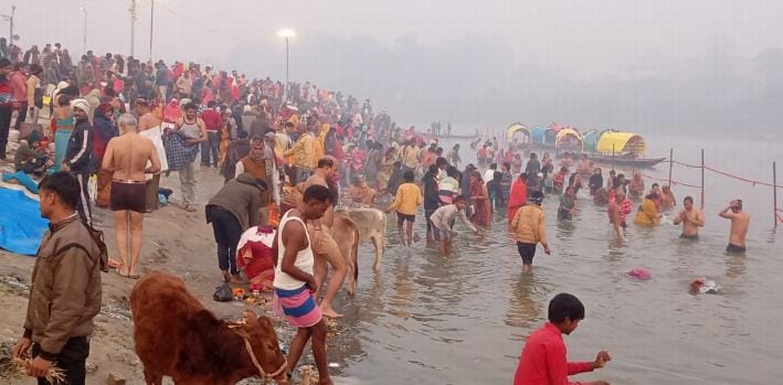 Devotees took a dip of faith in Adi Ganga Gomti