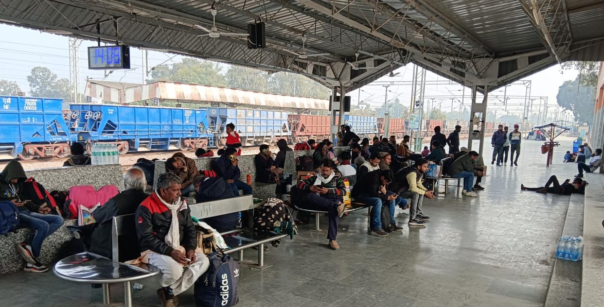 Amritsar Express 12 and Mahakumbh Mela Special train late by eight hours