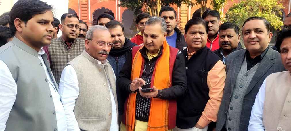 Suresh Jain Rituraj arrived to meet the families of the accident victims