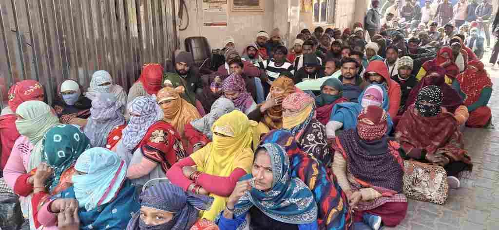 Sanitation workers raised slogans against not receiving salaries