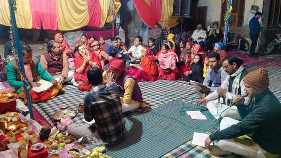 Sung the couplets and quatrains of Sunderkand text.