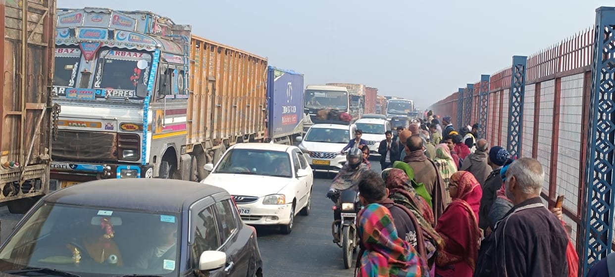 More than three lakh passengers stranded between Prayagraj Fatehpur border
