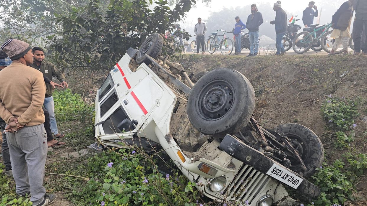 Pickup full of devotees overturns in fog, nine injured