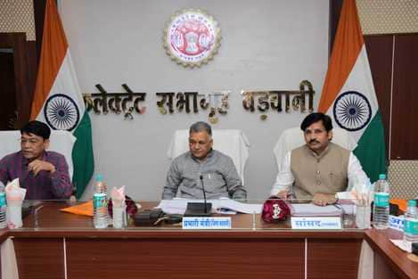 प्रभारी मंत्री ने ली जिले की समीक्षा बैठक।