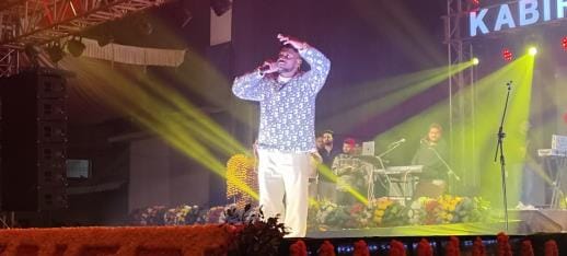 Kaka's songs enthralled the audience...the audience kept dancing.