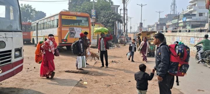 Bus not available for Azamgarh and Basti, passengers kept wandering