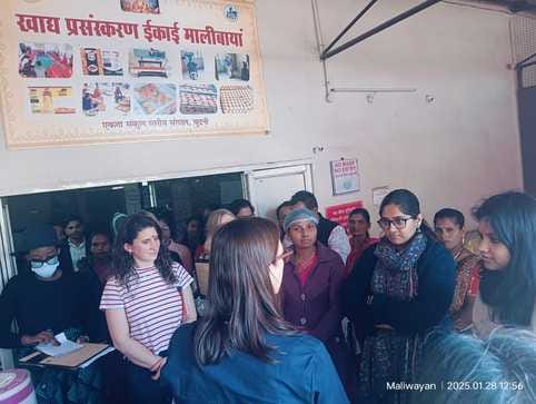 सीहोर। अमेरिका और अफ्रीका के दल ने स्व-सहायता समूह की गतिविधियॉं देखीं