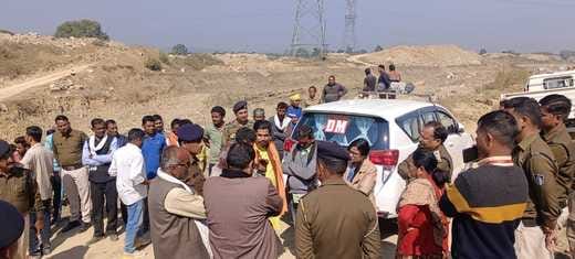 परिजनों से मिलते हुए अधिकारी