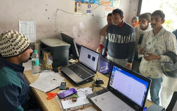 फार्मर रजिस्ट्री कराने को किसानों की लगी भीड़