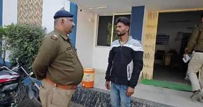 बुढार पुलिस से शिकायत करता पुत्र