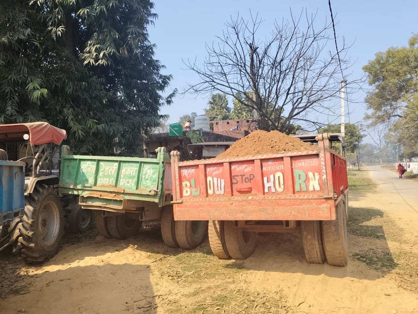 The old lady was sitting under the tractor-trolley, died after coming under the wheel