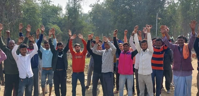 Opposed the closure of the road, construction stopped