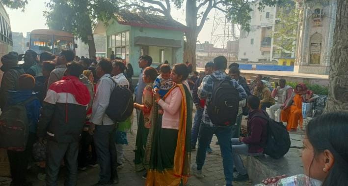 Staff of contracted bus dropped passengers of Kayamganj, Etah Aliganj