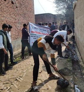 Cleanliness was done in the village, awareness was created about cleanliness