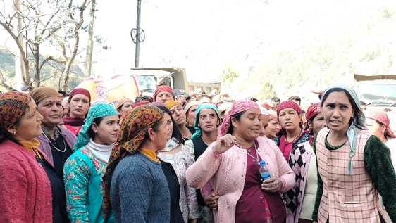 Demonstration against chitta smugglers in Luhri, two and a half hour traffic jam
