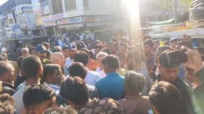 छात्रा की मौत होने के बाद आक्रोशित लोग