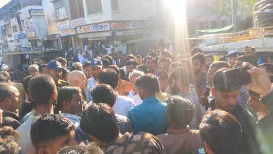 छात्रा की मौत होने के बाद आक्रोशित लोग