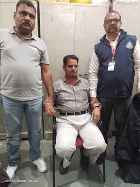 Ratlam News EOW arrested Assistant Accounts Officer taking bribe of 15 thousand this is why he had asked bribe