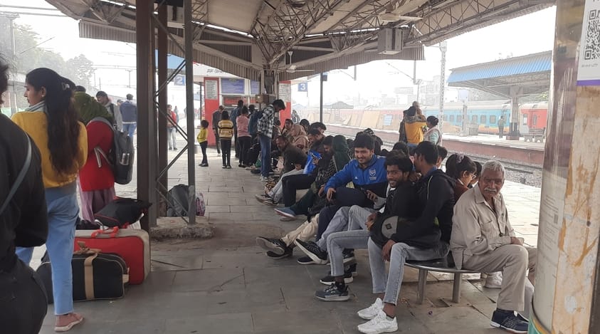 Crowd increased in trains going to Prayagraj, Railways started Kumbh Mela special train